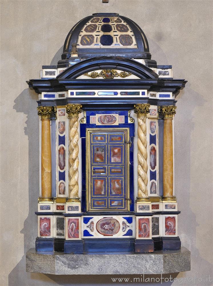 Milano - Ciborio in marmo e pietre semipreziose nella Basilica di Sant'Eustorgio